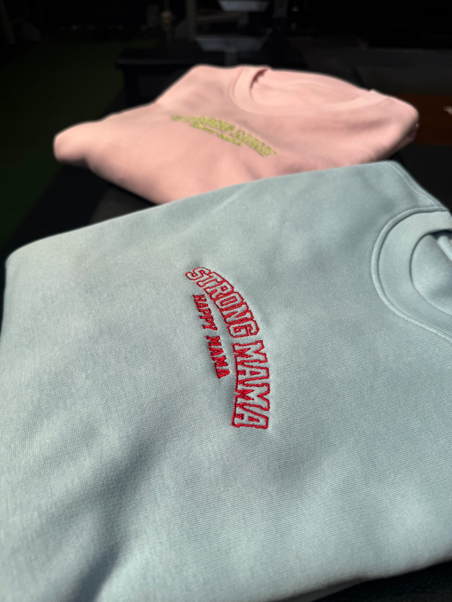 Centre chest Strong Mama Embroidery light sweatshirt